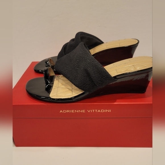 Adriane Vittadini Sandals Toe ring low wedges, Size 7 1/2 - Picture 6 of 8